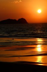 茶屋の大門と夕陽