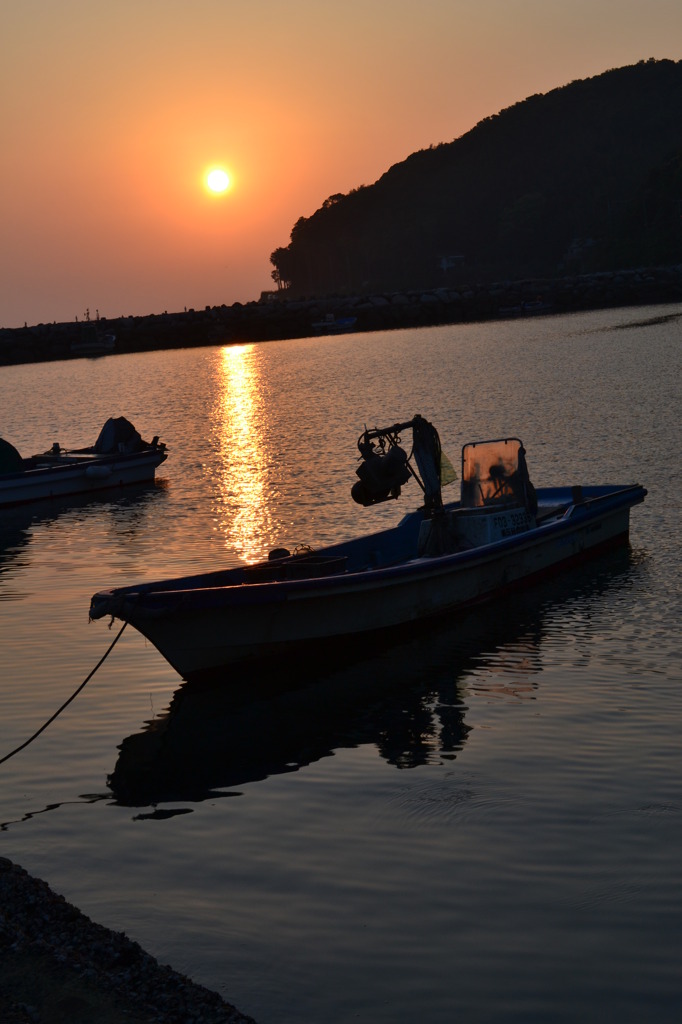 穏やかな漁港と夕日