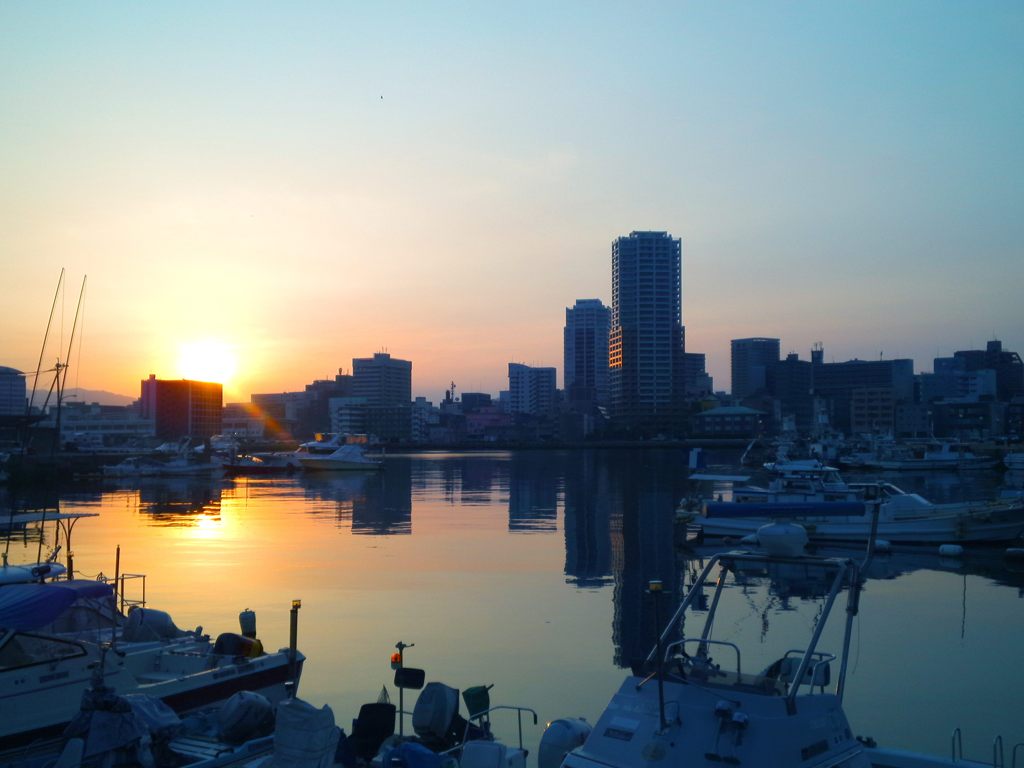 とある港の朝