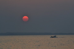夕日と漁船