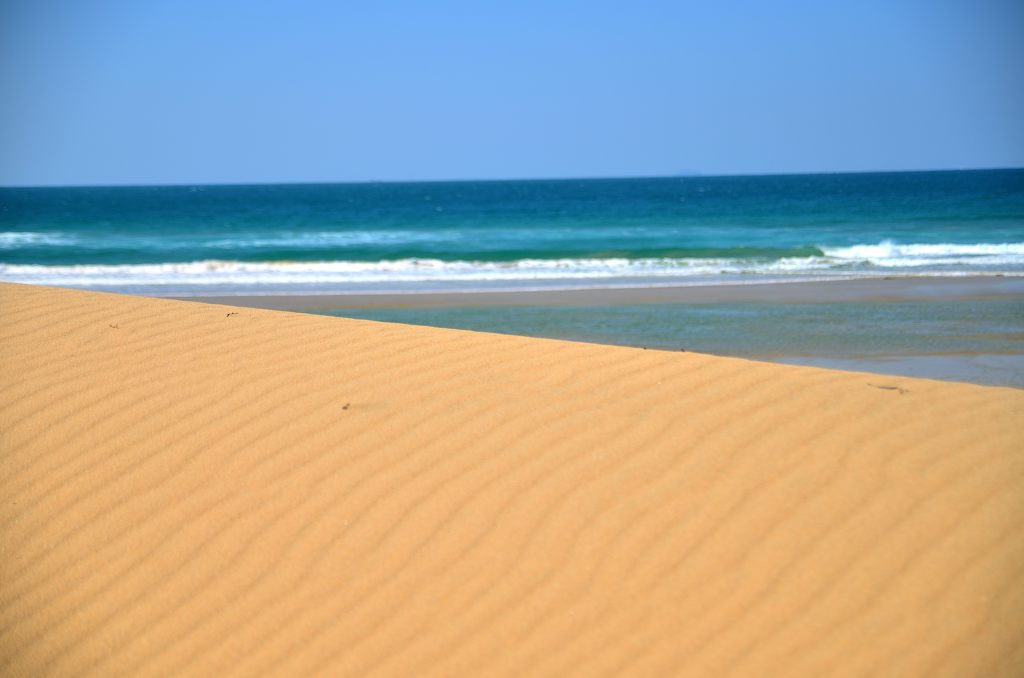 砂丘と青い海