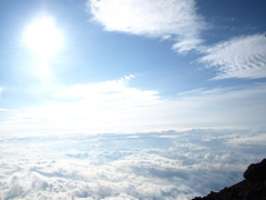 上下の雲