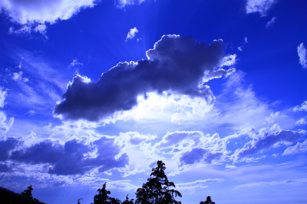 雲の隙間から