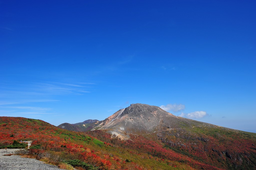 南月山より茶臼岳をのぞむ