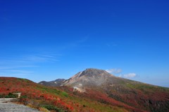 南月山より茶臼岳をのぞむ