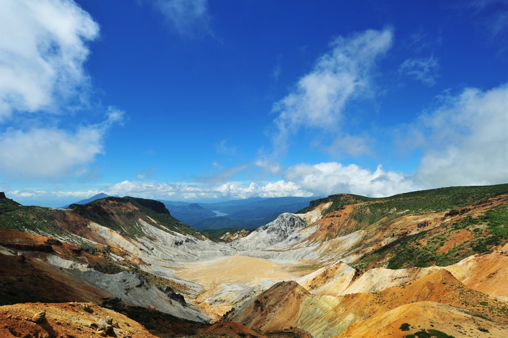 安達太良山爆裂火口より磐梯山をのぞむ
