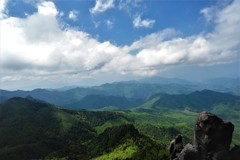 瑞牆山山頂より遠く富士山を望む