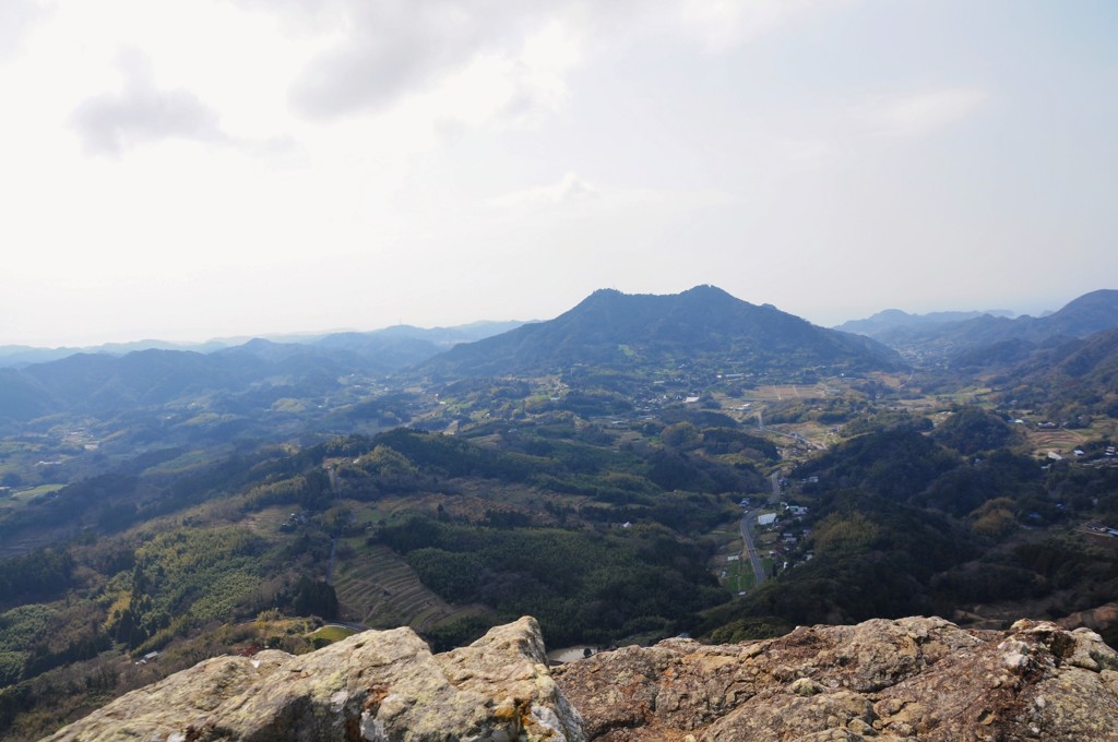 伊予ヶ岳山頂より富山を望む