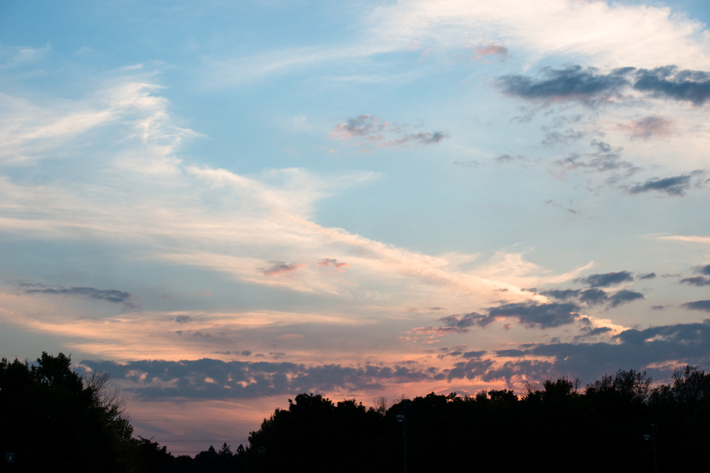 秋の家路、空を見上げて