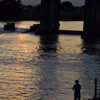 夕陽を釣る人