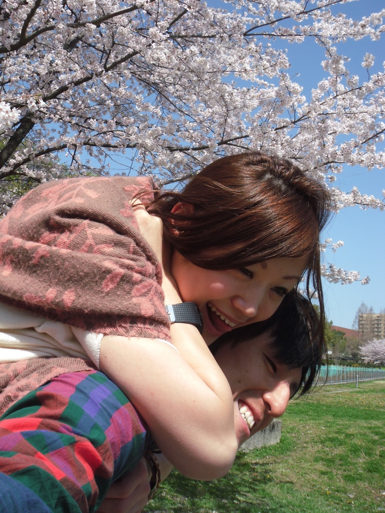 満開の桜の木の下で　満開の笑みを浮かべる二人