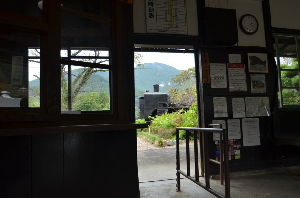駅からチラリ