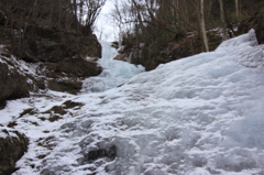 三段の滝は氷結しています