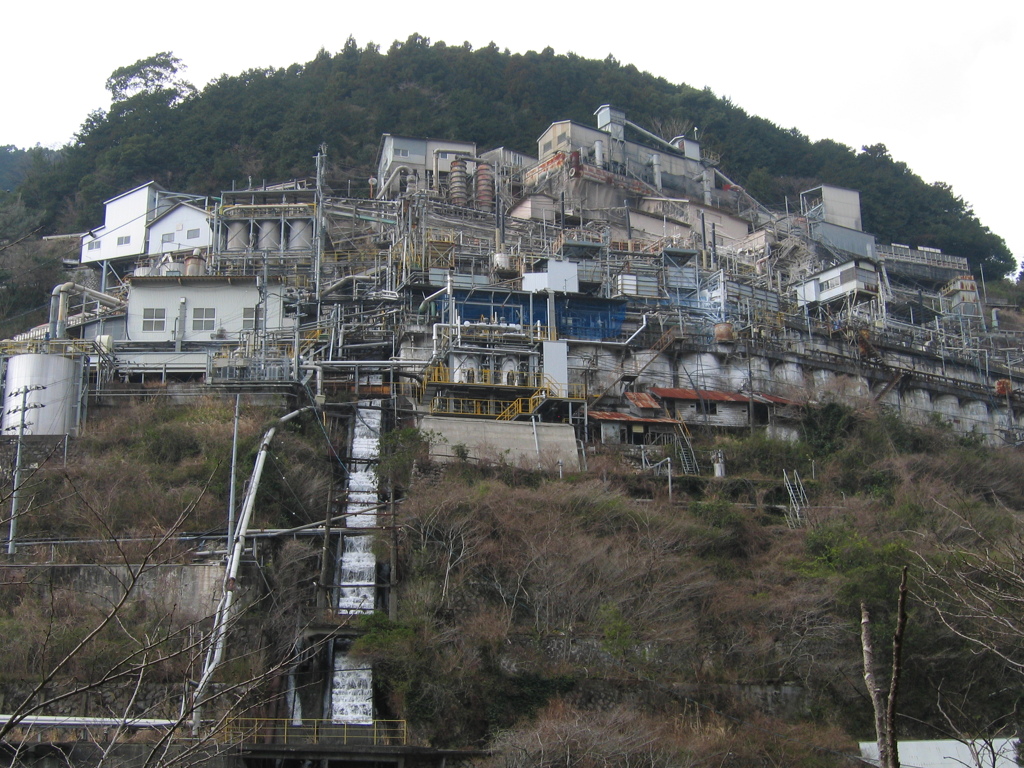 山の上の石灰工場