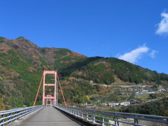 つり橋と集落