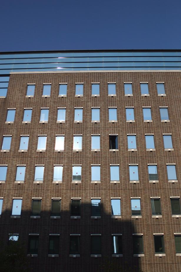 03したやビルの窓