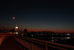 橋の向こうは。