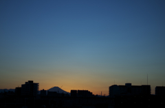 夕日と富士山と人工物