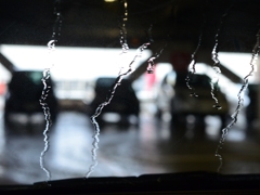 雨の駐車場