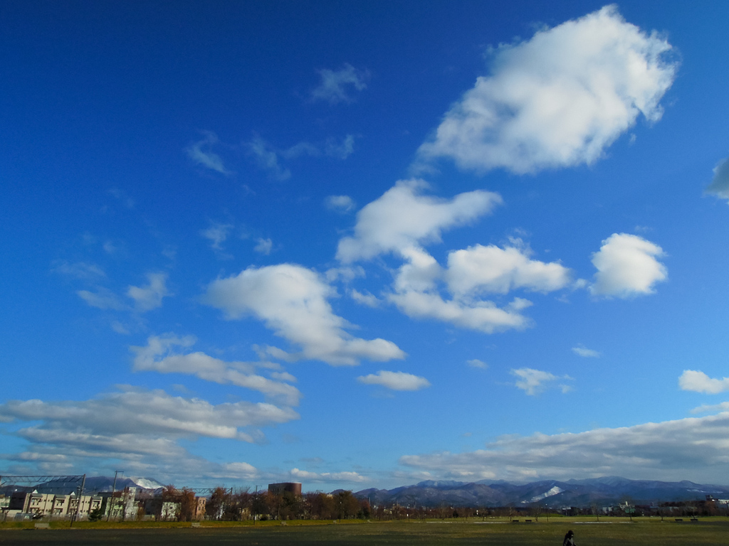 空と雲っこ　おっかけっこしてらったの