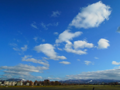 空と雲っこ　おっかけっこしてらったの