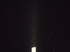 大雪の中で看板を照らすサーチライト