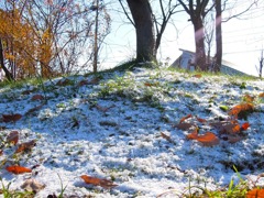 雪化粧　うす塗りの小山