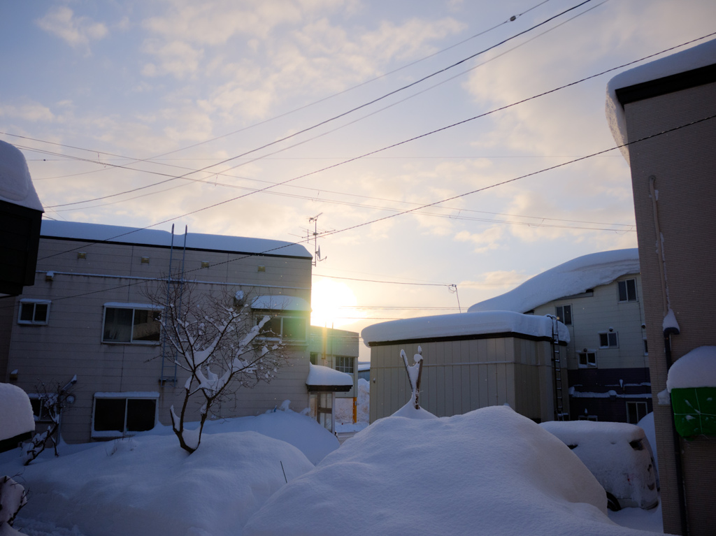 雪かき中に見た朝日