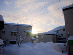 雪かき中に見た朝日