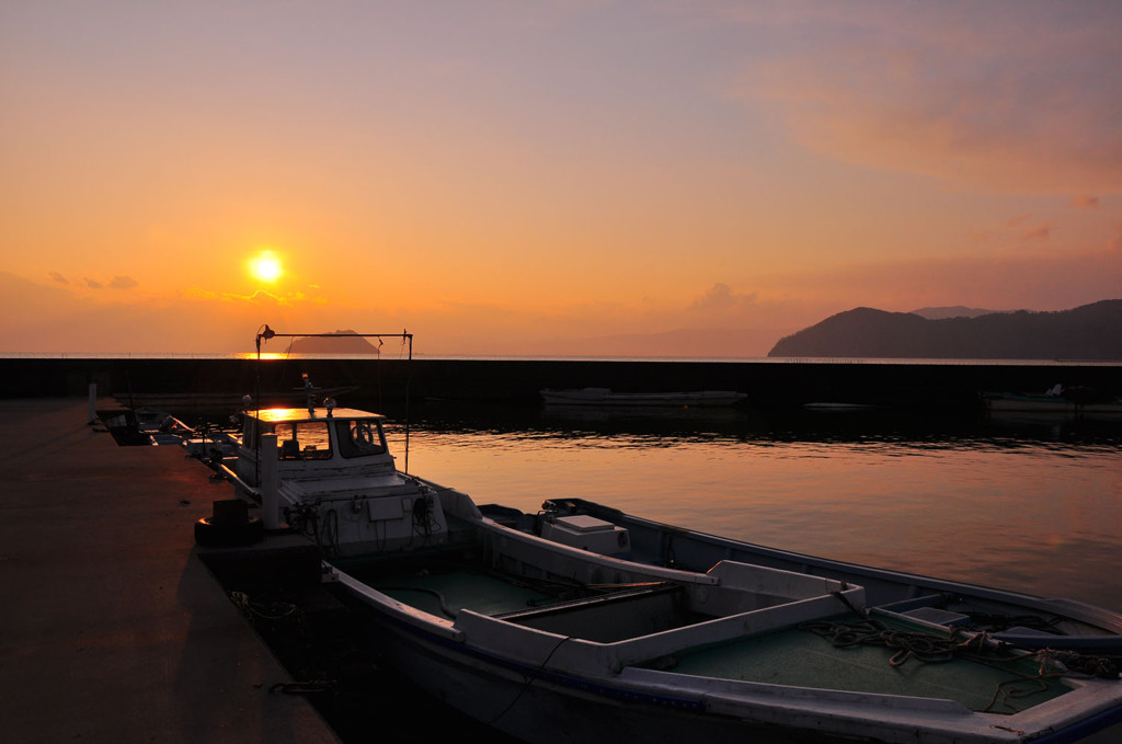 夕日の当たる港