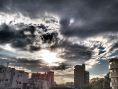 暗雲の狭間から
