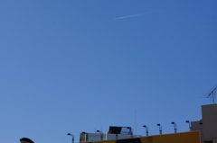 空を見上げれば遠くに飛行機雲