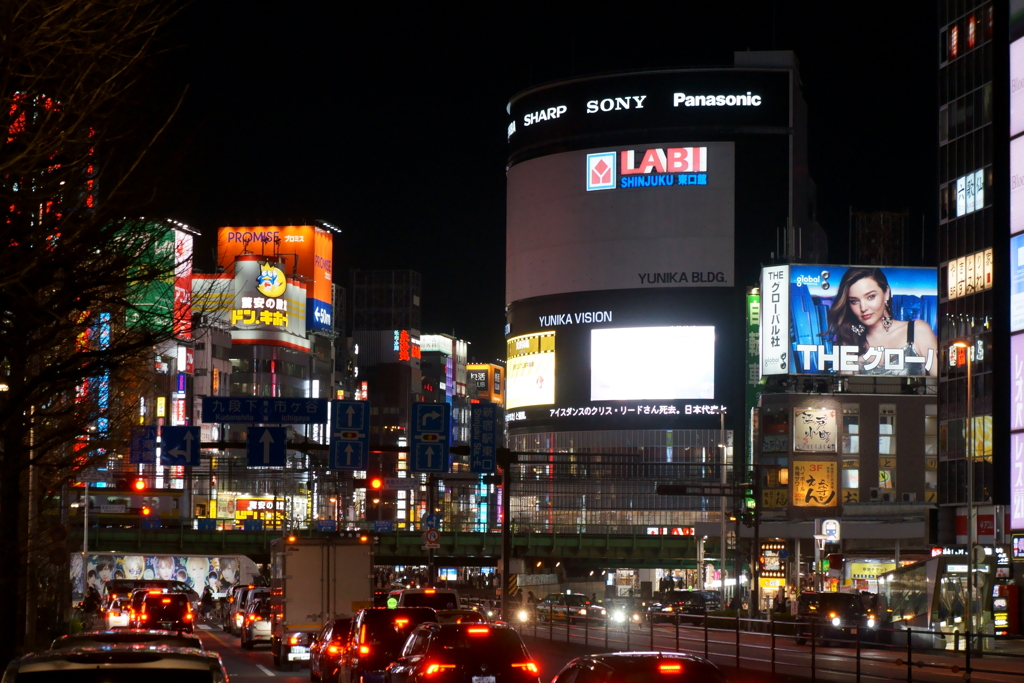 夜の新宿大ガード