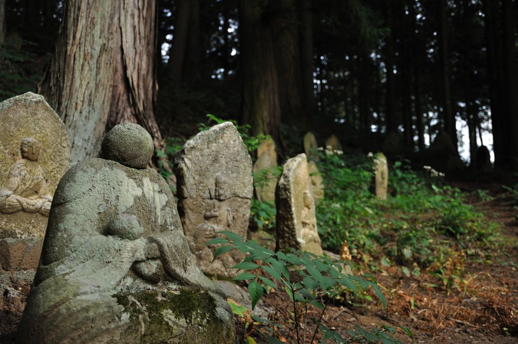 7日山石仏群