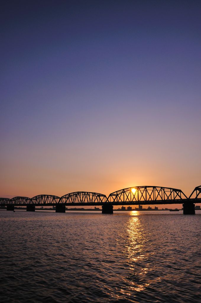 朝日を浴びる吉野川橋