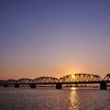 朝日を浴びる吉野川橋