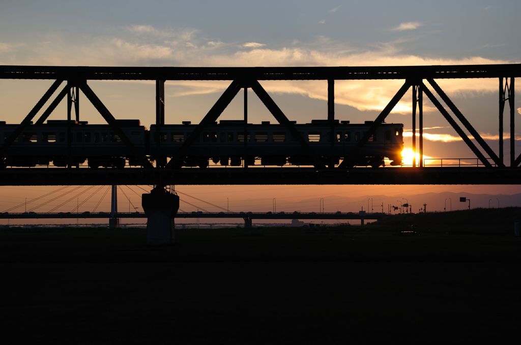 夕日を浴びるディーゼル列車