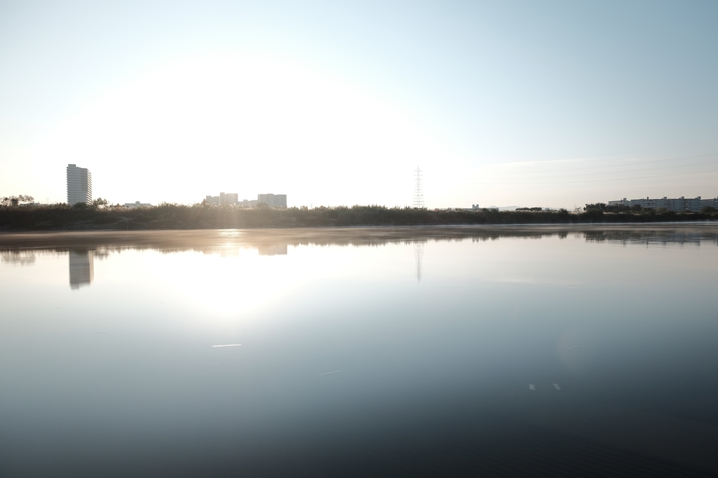 朝日を浴びる川面