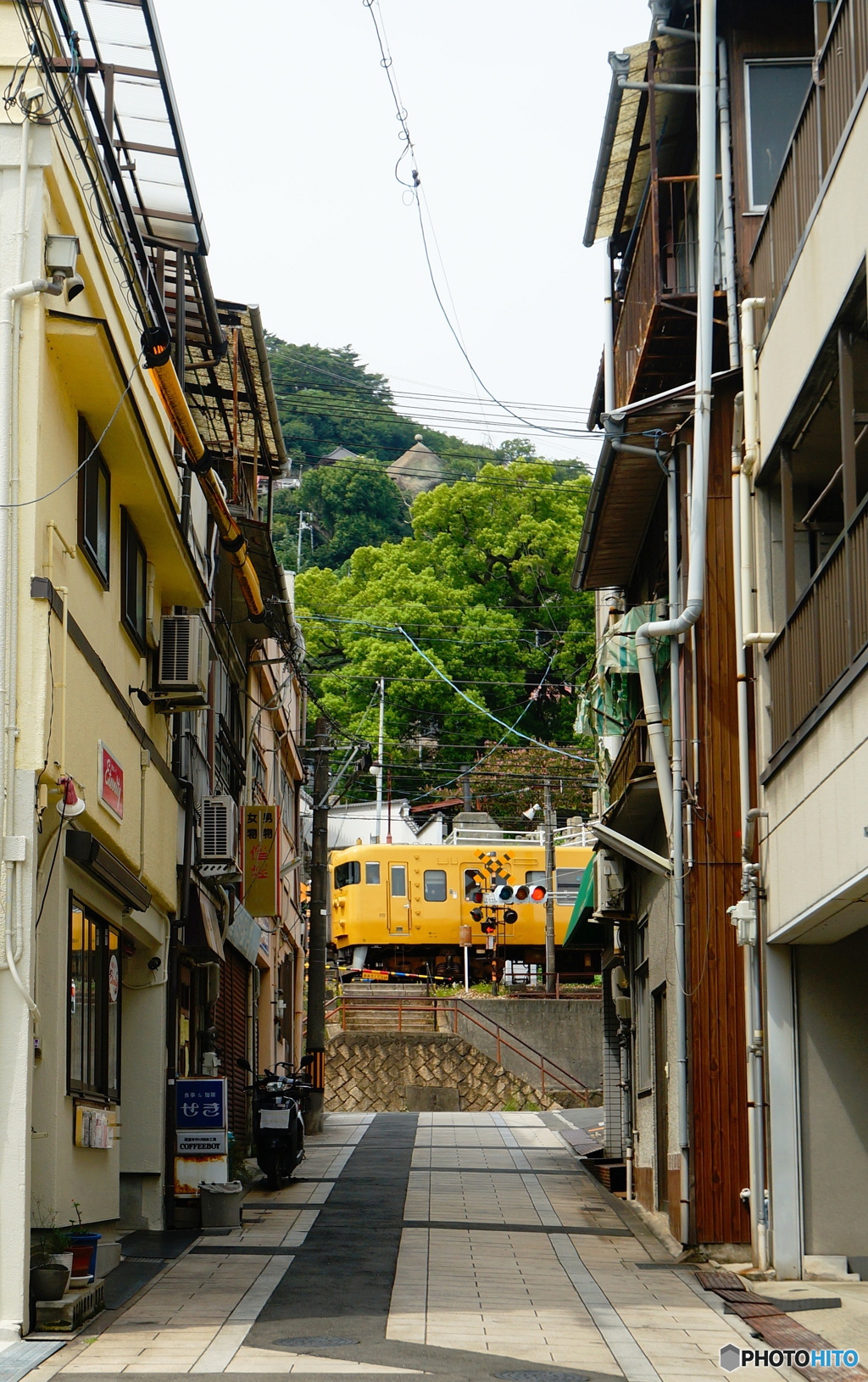 路地から見える夏の鉄路