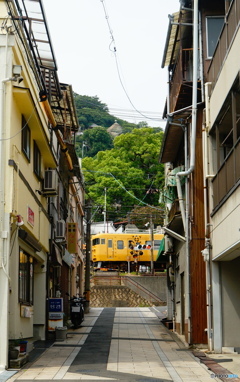 路地から見える夏の鉄路