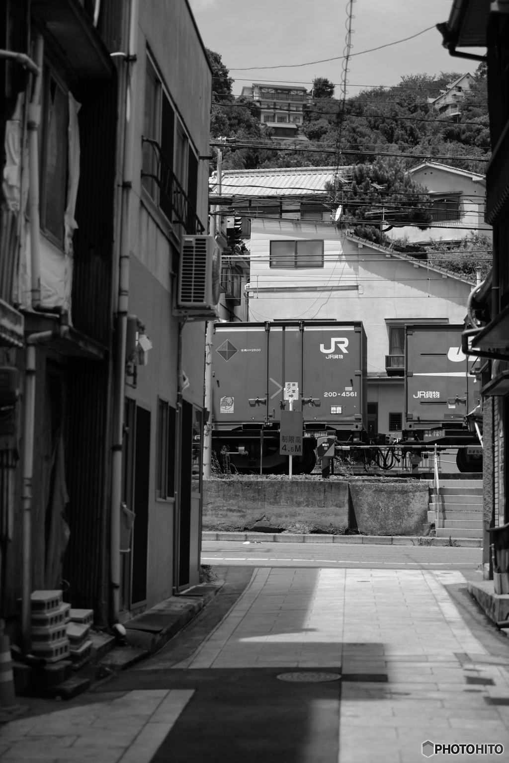 ＪＲコンテナの見える路地裏