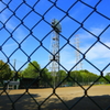 フェンス越しの空