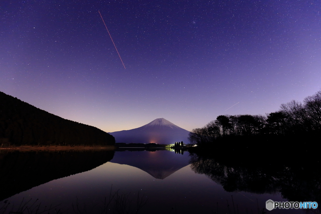 闇夜に浮かぶ