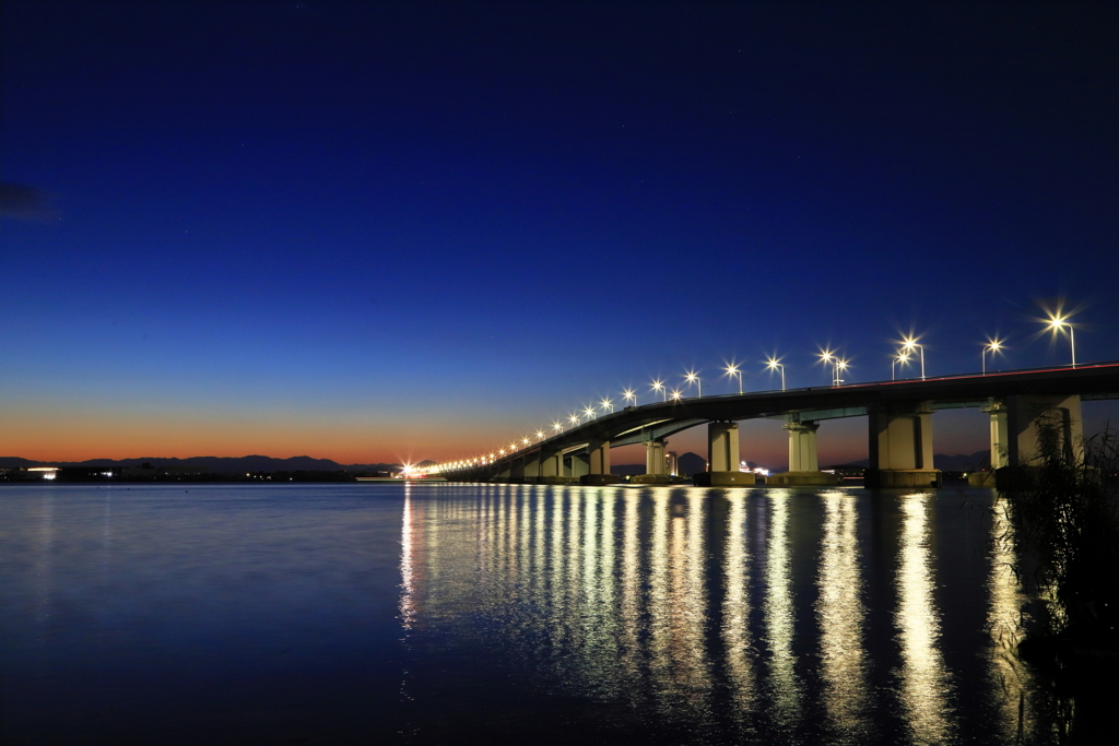 黎明の琵琶湖大橋