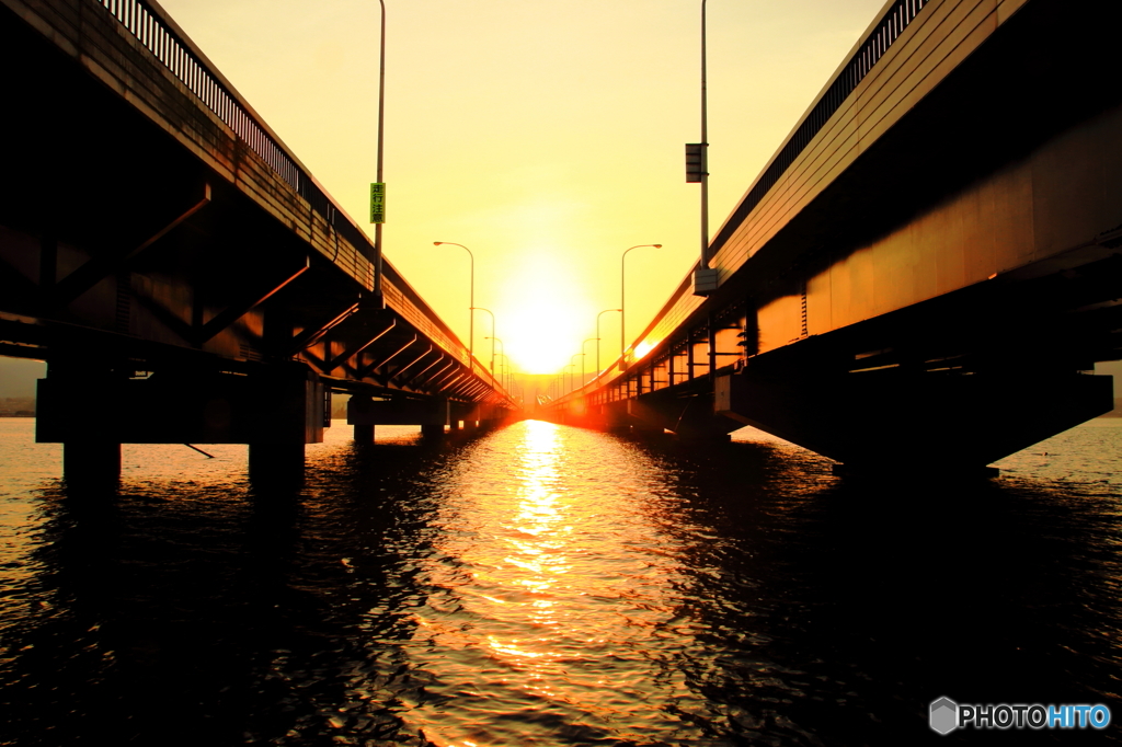 琵琶湖大橋と夕陽