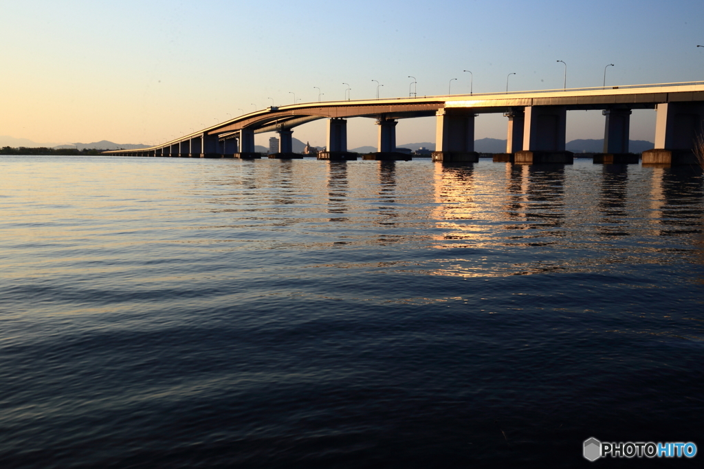 朝日を浴びる琵琶湖大橋