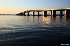 朝日を浴びる琵琶湖大橋