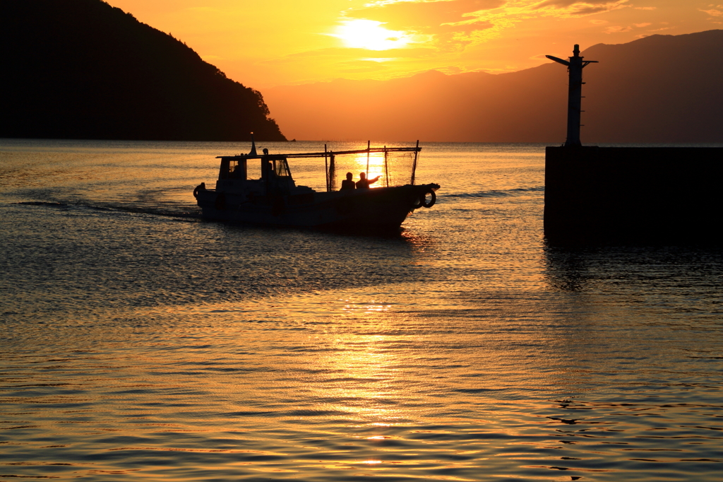 夕陽の帰港