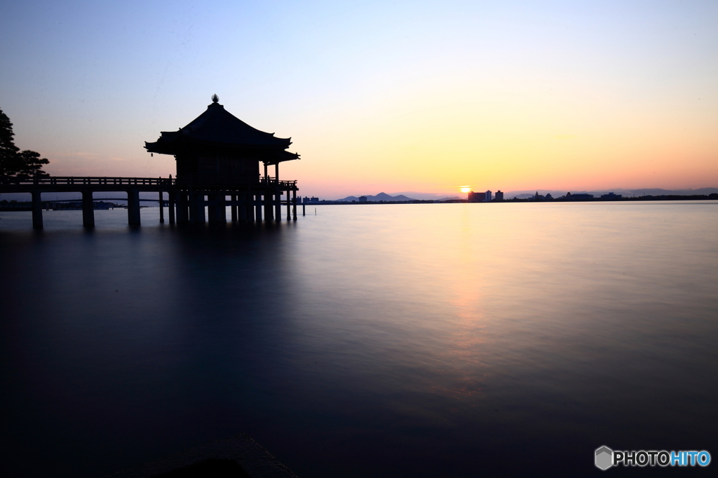 浮見堂の夜明け