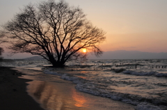 夕日の湖畔